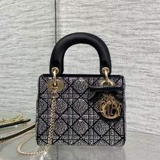 现货‼️ Classic Lady最新烫钻蝴蝶结戴妃包,人手一个必备的三格小包😍。迷人优雅又气场十足💃🏻,斜挎手拎也是女 现货‼️ Classic Lady最新烫钻蝴蝶结戴妃包,人手一个必备的三格小包😍。迷人优雅又气场十足💃🏻,斜挎手拎也是女