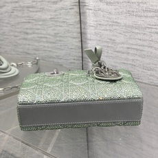 现货‼️ Lady最新烫钻蝴蝶结刺绣,人手一个必备的横版小包😍。迷人优雅又气场十足💃🏻,斜挎手拎也是女人味十足,经典时尚 现货‼️ Lady最新烫钻蝴蝶结刺绣,人手一个必备的横版小包😍。迷人优雅又气场十足💃🏻,斜挎手拎也是女人味十足,经典时尚