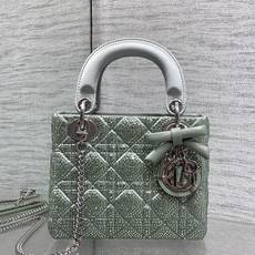 现货‼️ Classic Lady最新烫钻蝴蝶结戴妃包,人手一个必备的三格小包😍。迷人优雅又气场十足💃🏻,斜挎手拎也是女 现货‼️ Classic Lady最新烫钻蝴蝶结戴妃包,人手一个必备的三格小包😍。迷人优雅又气场十足💃🏻,斜挎手拎也是女