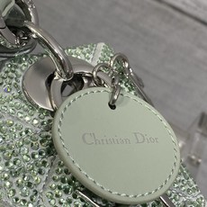 现货‼️ Classic Lady最新烫钻蝴蝶结戴妃包,人手一个必备的三格小包😍。迷人优雅又气场十足💃🏻,斜挎手拎也是女 现货‼️ Classic Lady最新烫钻蝴蝶结戴妃包,人手一个必备的三格小包😍。迷人优雅又气场十足💃🏻,斜挎手拎也是女