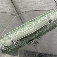 现货‼️ Miss Dior最新限量手工珠子micro系列,一只什么都装不下,只能装下可爱的小包包😘,皮面上的每一根线🧵 现货‼️ Miss Dior最新限量手工珠子micro系列,一只什么都装不下,只能装下可爱的小包包😘,皮面上的每一根线🧵