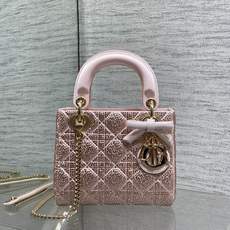 现货‼️ Classic Lady最新烫钻蝴蝶结戴妃包,人手一个必备的三格小包😍。迷人优雅又气场十足💃🏻,斜挎手拎也是女 现货‼️ Classic Lady最新烫钻蝴蝶结戴妃包,人手一个必备的三格小包😍。迷人优雅又气场十足💃🏻,斜挎手拎也是女