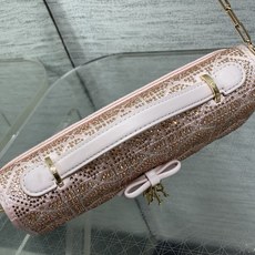 现货‼️ Miss Dior最新限量手工珠子micro系列,一只什么都装不下,只能装下可爱的小包包😘,皮面上的每一根线🧵 现货‼️ Miss Dior最新限量手工珠子micro系列,一只什么都装不下,只能装下可爱的小包包😘,皮面上的每一根线🧵