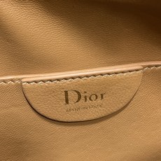 现货‼️ Dior 27c早春新款月下包系列,太有夏天的感觉啦,喜欢腋下包的有福啦,小巧简约的包形,搭配经典面料和复古金 现货‼️ Dior 27c早春新款月下包系列,太有夏天的感觉啦,喜欢腋下包的有福啦,小巧简约的包形,搭配经典面料和复古金
