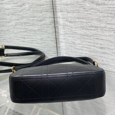 现货‼️ Dior 27c早春新款月下包系列,太有夏天的感觉啦,喜欢腋下包的有福啦,小巧简约的包形,搭配经典面料和复古金 现货‼️ Dior 27c早春新款月下包系列,太有夏天的感觉啦,喜欢腋下包的有福啦,小巧简约的包形,搭配经典面料和复古金