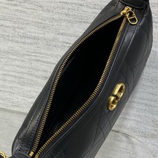 现货‼️ Dior 27c早春新款月下包系列,太有夏天的感觉啦,喜欢腋下包的有福啦,小巧简约的包形,搭配经典面料和复古金 现货‼️ Dior 27c早春新款月下包系列,太有夏天的感觉啦,喜欢腋下包的有福啦,小巧简约的包形,搭配经典面料和复古金