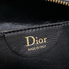 现货‼️ Dior 27c早春新款月下包系列,太有夏天的感觉啦,喜欢腋下包的有福啦,小巧简约的包形,搭配经典面料和复古金 现货‼️ Dior 27c早春新款月下包系列,太有夏天的感觉啦,喜欢腋下包的有福啦,小巧简约的包形,搭配经典面料和复古金