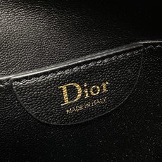 现货‼️ Dior 27c早春新款月下包系列,太有夏天的感觉啦,喜欢腋下包的有福啦,小巧简约的包形,搭配经典面料和复古金 现货‼️ Dior 27c早春新款月下包系列,太有夏天的感觉啦,喜欢腋下包的有福啦,小巧简约的包形,搭配经典面料和复古金