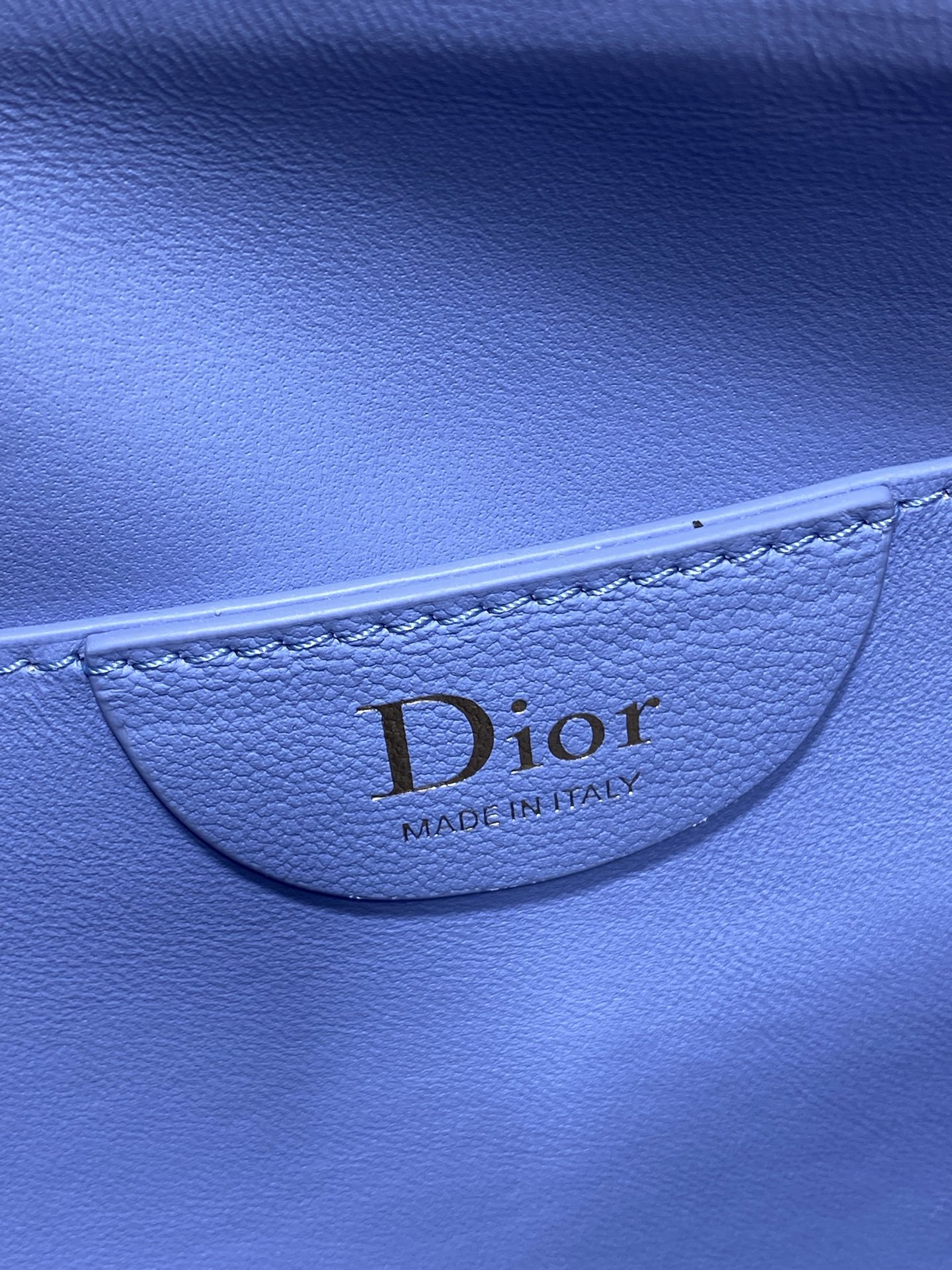 现货‼️ Dior 27c早春新款月下包系列，太有夏天的感觉啦，喜欢腋下包的有福啦，小巧简约的包形，搭配经典面料和复古金