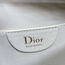 现货‼️ Dior 27c早春新款月下包系列,太有夏天的感觉啦,喜欢腋下包的有福啦,小巧简约的包形,搭配经典面料和复古金 现货‼️ Dior 27c早春新款月下包系列,太有夏天的感觉啦,喜欢腋下包的有福啦,小巧简约的包形,搭配经典面料和复古金