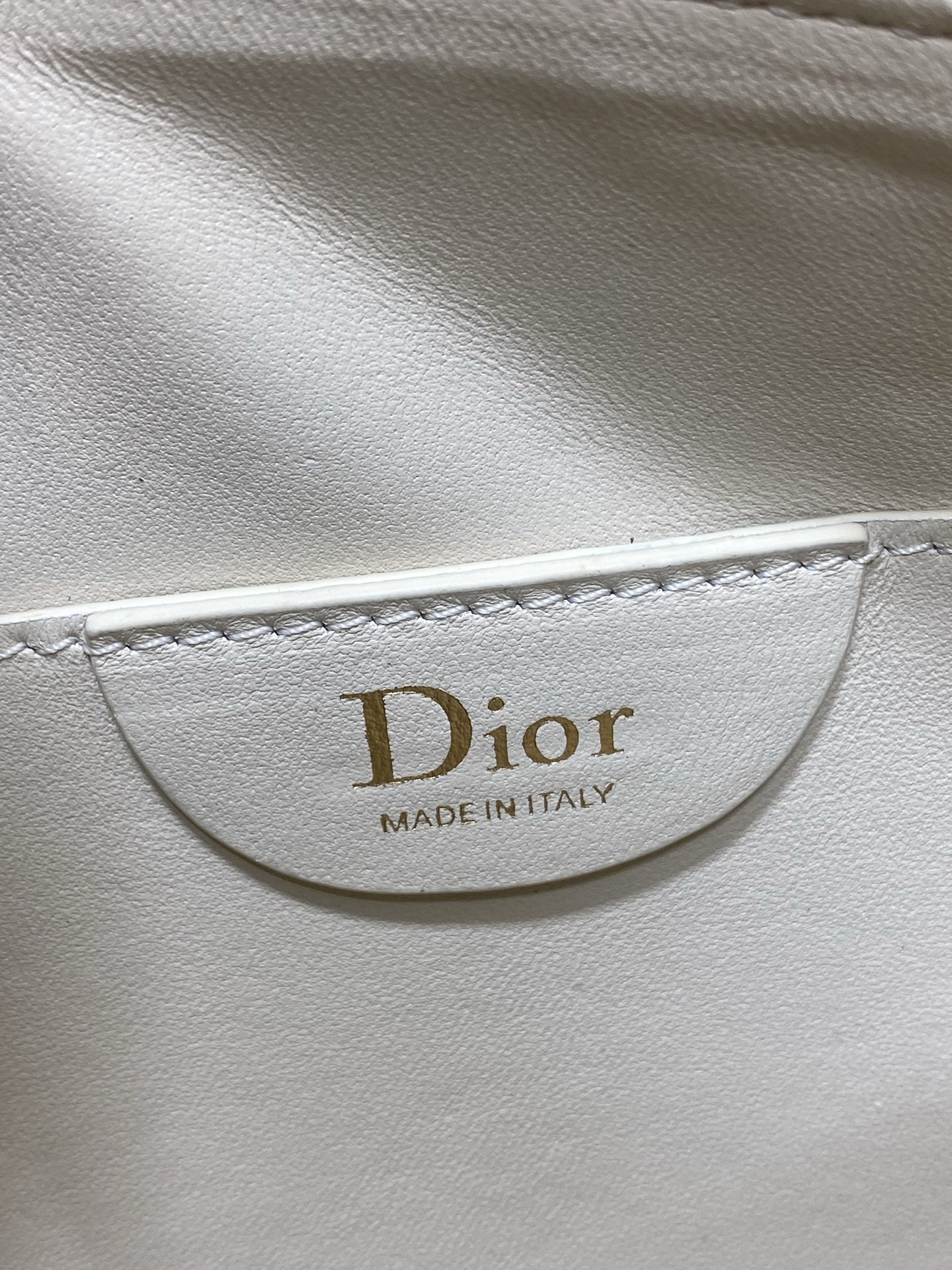 现货‼️ Dior 27c早春新款月下包系列，太有夏天的感觉啦，喜欢腋下包的有福啦，小巧简约的包形，搭配经典面料和复古金