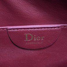 现货‼️ Dior 27c早春新款月下包系列,太有夏天的感觉啦,喜欢腋下包的有福啦,小巧简约的包形,搭配经典面料和复古金 现货‼️ Dior 27c早春新款月下包系列,太有夏天的感觉啦,喜欢腋下包的有福啦,小巧简约的包形,搭配经典面料和复古金