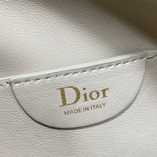 现货‼️ Dior 27c早春新款月下包系列,太有夏天的感觉啦,喜欢腋下包的有福啦,小巧简约的包形,搭配经典面料和复古金 现货‼️ Dior 27c早春新款月下包系列,太有夏天的感觉啦,喜欢腋下包的有福啦,小巧简约的包形,搭配经典面料和复古金