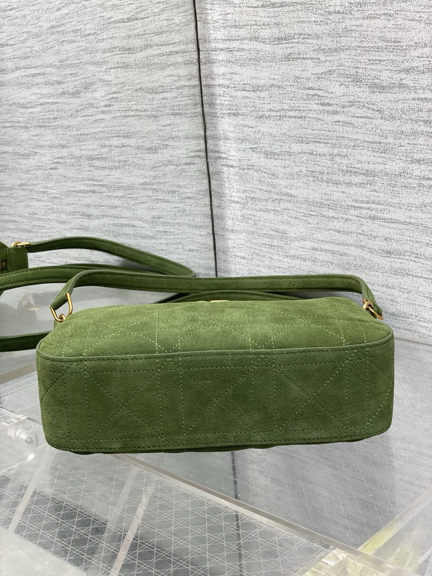 现货‼️ Dior 27c早春新款月下包系列，太有夏天的感觉啦，喜欢腋下包的有福啦，小巧简约的包形，搭配经典面料和复古金