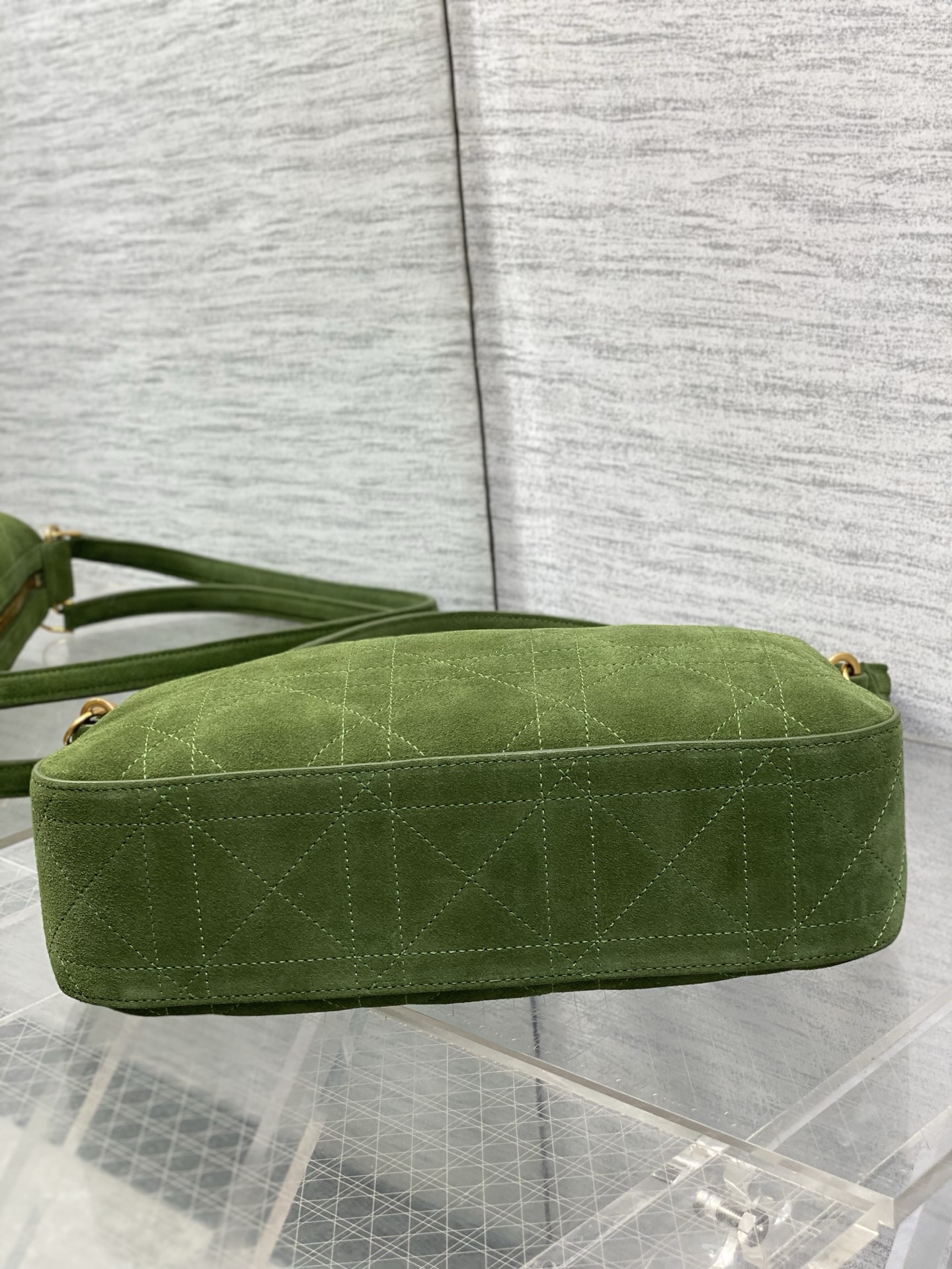 现货‼️ Dior 27c早春新款月下包系列，太有夏天的感觉啦，喜欢腋下包的有福啦，小巧简约的包形，搭配经典面料和复古金