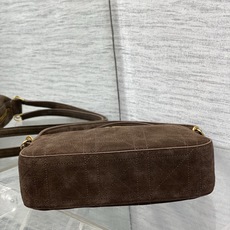 现货‼️ Dior 27c早春新款月下包系列,太有夏天的感觉啦,喜欢腋下包的有福啦,小巧简约的包形,搭配经典面料和复古金 现货‼️ Dior 27c早春新款月下包系列,太有夏天的感觉啦,喜欢腋下包的有福啦,小巧简约的包形,搭配经典面料和复古金
