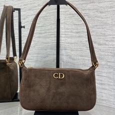 现货‼️ Dior 27c早春新款月下包系列,太有夏天的感觉啦,喜欢腋下包的有福啦,小巧简约的包形,搭配经典面料和复古金 现货‼️ Dior 27c早春新款月下包系列,太有夏天的感觉啦,喜欢腋下包的有福啦,小巧简约的包形,搭配经典面料和复古金