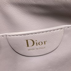 现货‼️ Dior 27c早春新款月下包系列,太有夏天的感觉啦,喜欢腋下包的有福啦,小巧简约的包形,搭配经典面料和复古金 现货‼️ Dior 27c早春新款月下包系列,太有夏天的感觉啦,喜欢腋下包的有福啦,小巧简约的包形,搭配经典面料和复古金