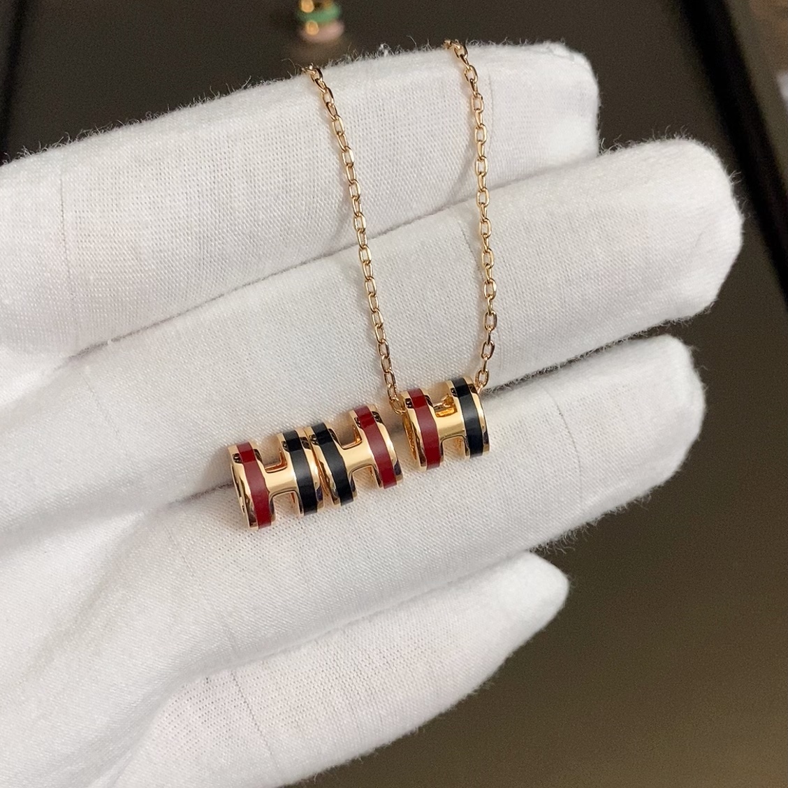 NO:678104,The new colors of Hermès’ new Mini Pop H Rocabar series are really crazy ~ Galaxy color, Malabar color, beautiful pink, galaxy color. Whether it is worn with a knitted sweater for daily commuting or a small dress for important occasions, one piece can directly elevate the overall style of the style to several levels~Z price points. It can be used as a thoughtful and ceremonial gift for best friends, or you can treat yourself to a light luxury accessory. The effect of getting two necklaces for the price of one necklace is a rare conscience for the H family!  Hermès girls’ jewelry boxes must leave enough C space for this new wave of colors this time ~ 45 necklaces and 50 earrings, fine jewelry, hermes, sweaters, necklace19860909爱马仕 新品Mini Pop H Rocabar系列这次的新拼色真的杀疯了～银河色、马拉巴尔色、嫣然粉、星系色 不管是日常通勤配针织毛衣,还是出席重要场合搭小礼服,一条就能让整体造型的格调直接飞升几个level～Z的价位,既能作为送闺蜜的贴心仪式感礼物,也能犒劳自己入手一件轻奢配饰,一根项链的钱get两根的效果,H家难得良心！爱马仕女孩们的饰品盒,这次必须给这波新配色留足C位空间～项链45 耳钉50,饰品精品,hermes,sweaters,necklace,Jewelry