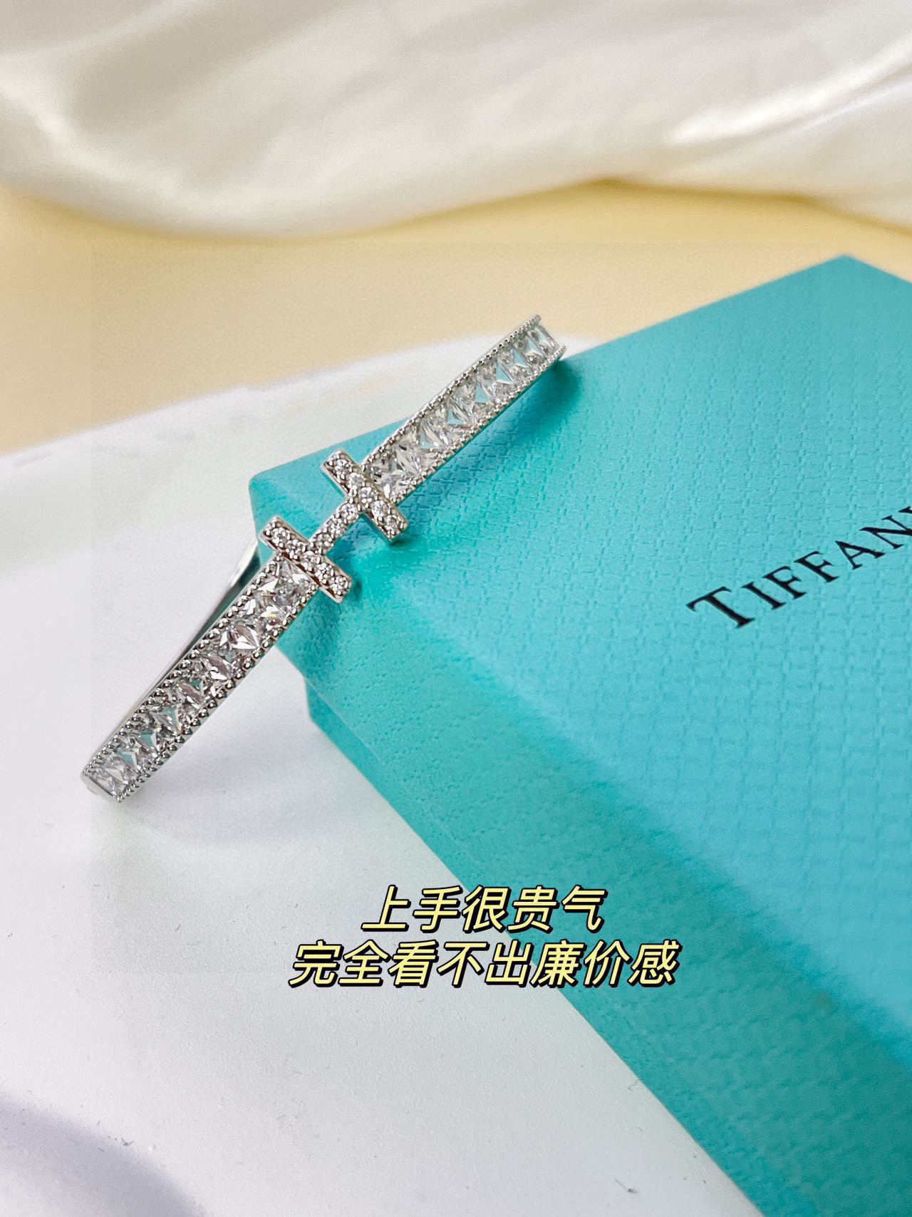 Alternative view of Bracelet 02341