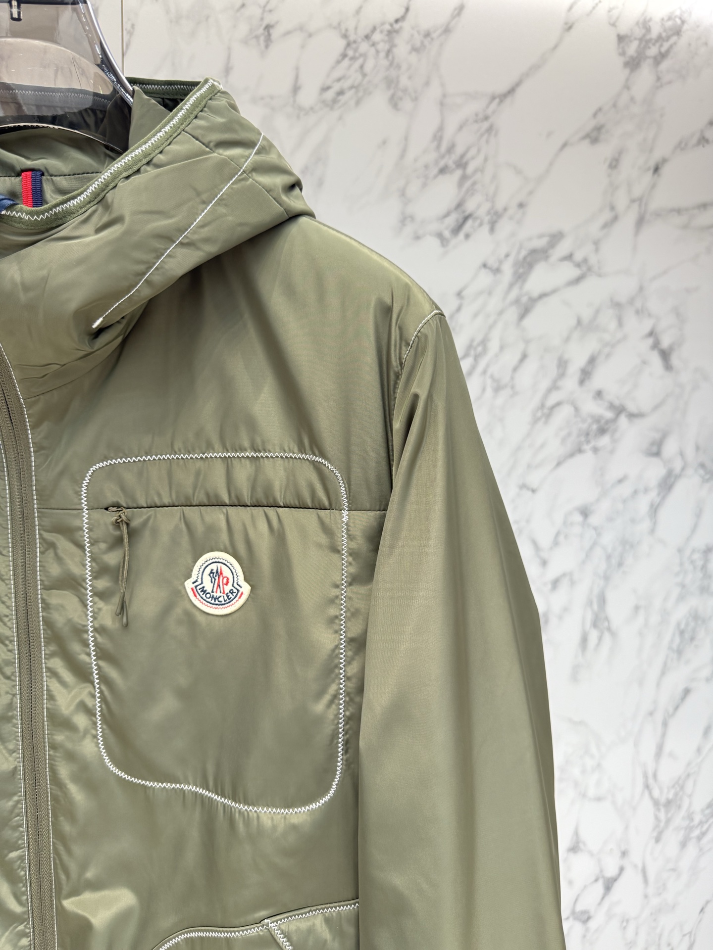 Moncler 2026最新款时尚设计师外套.处处细节显工艺足够的高级   结构性剪裁的设计改变来展现男士多样的形象变化