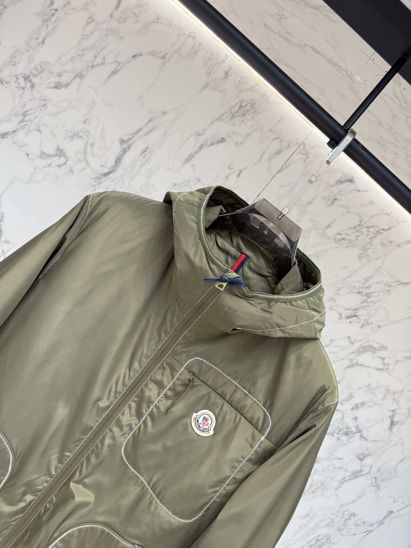 Moncler 2026最新款时尚设计师外套.处处细节显工艺足够的高级   结构性剪裁的设计改变来展现男士多样的形象变化