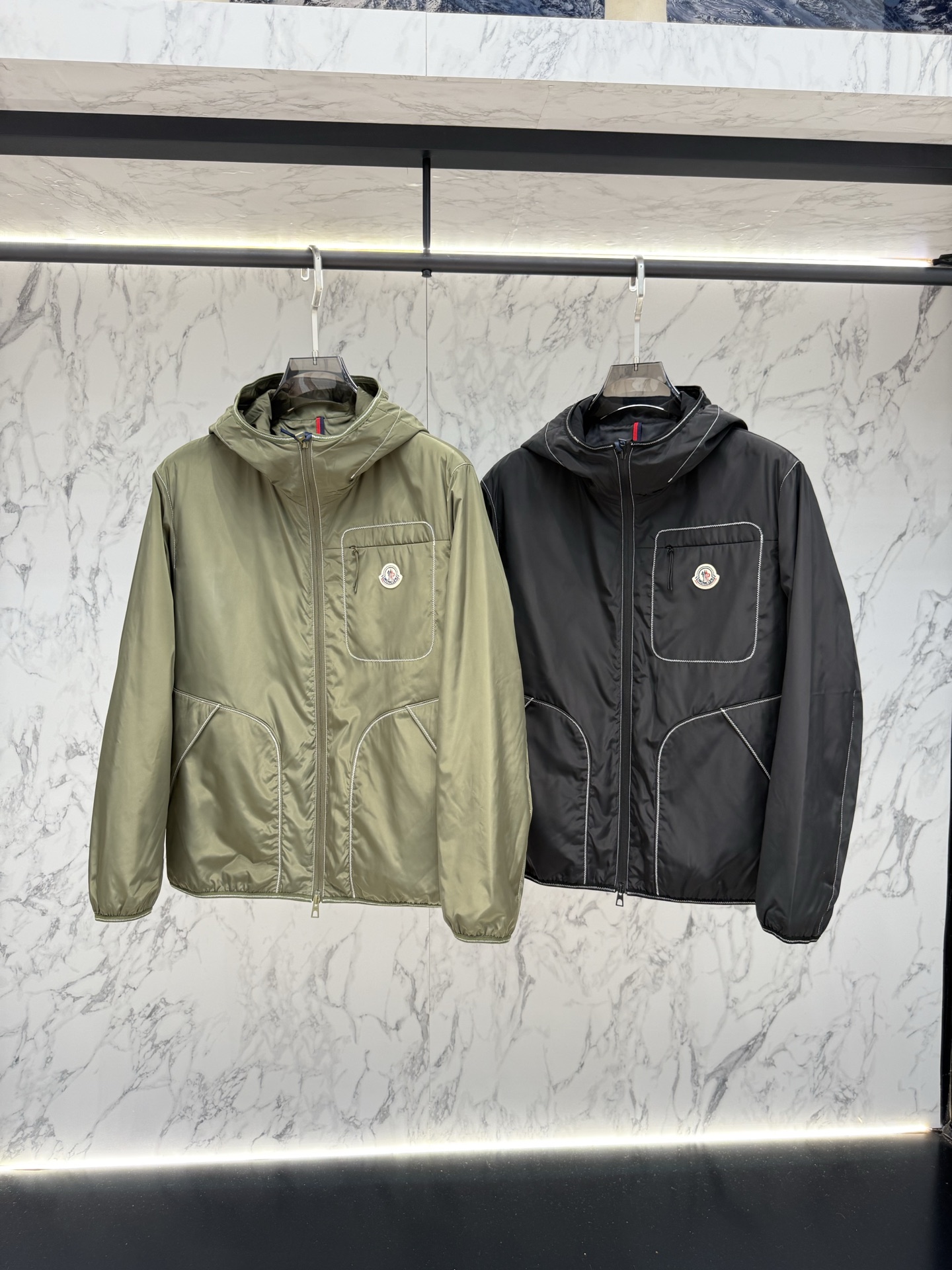 Moncler 2026最新款时尚设计师外套.处处细节显工艺足够的高级   结构性剪裁的设计改变来展现男士多样的形象变化