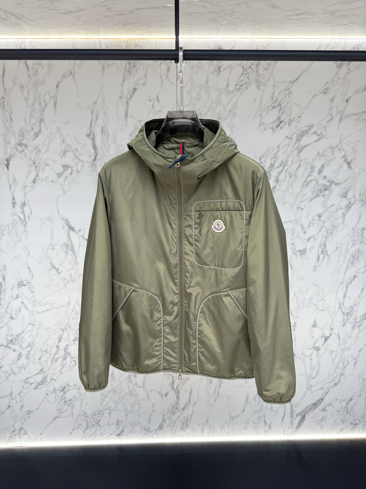 Moncler 2026最新款时尚设计师外套.处处细节显工艺足够的高级   结构性剪裁的设计改变来展现男士多样的形象变化