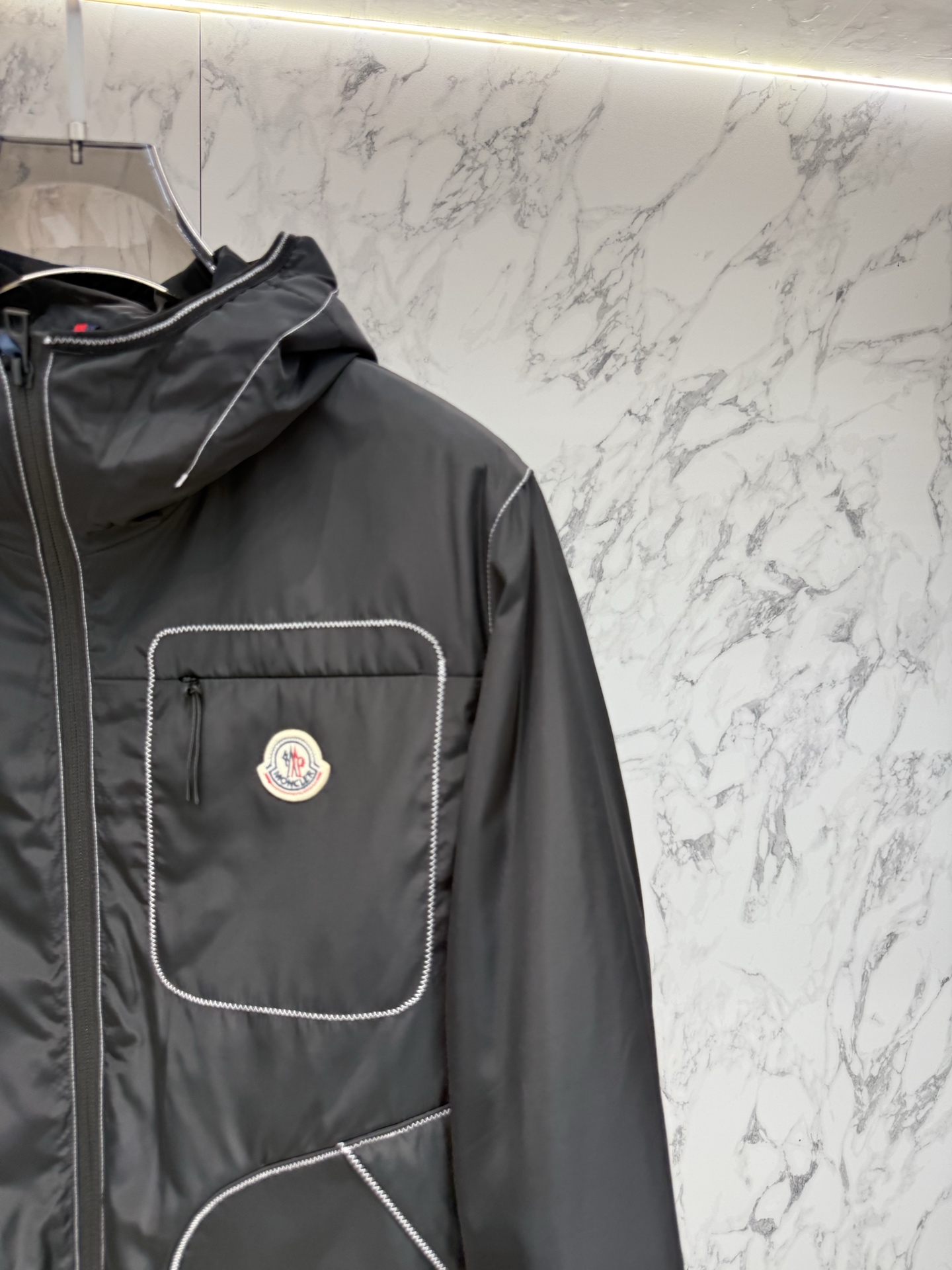 Moncler 2026最新款时尚设计师款外套.处处细节显工艺足够的高级   结构性剪裁的设计改变来展现男士多样的形象变