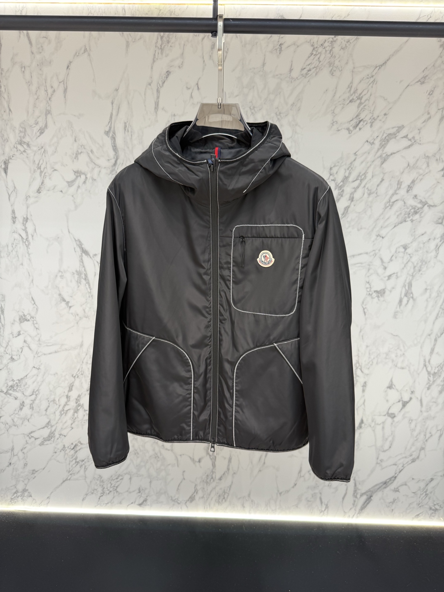 Moncler 2026最新款时尚设计师款外套.处处细节显工艺足够的高级   结构性剪裁的设计改变来展现男士多样的形象变