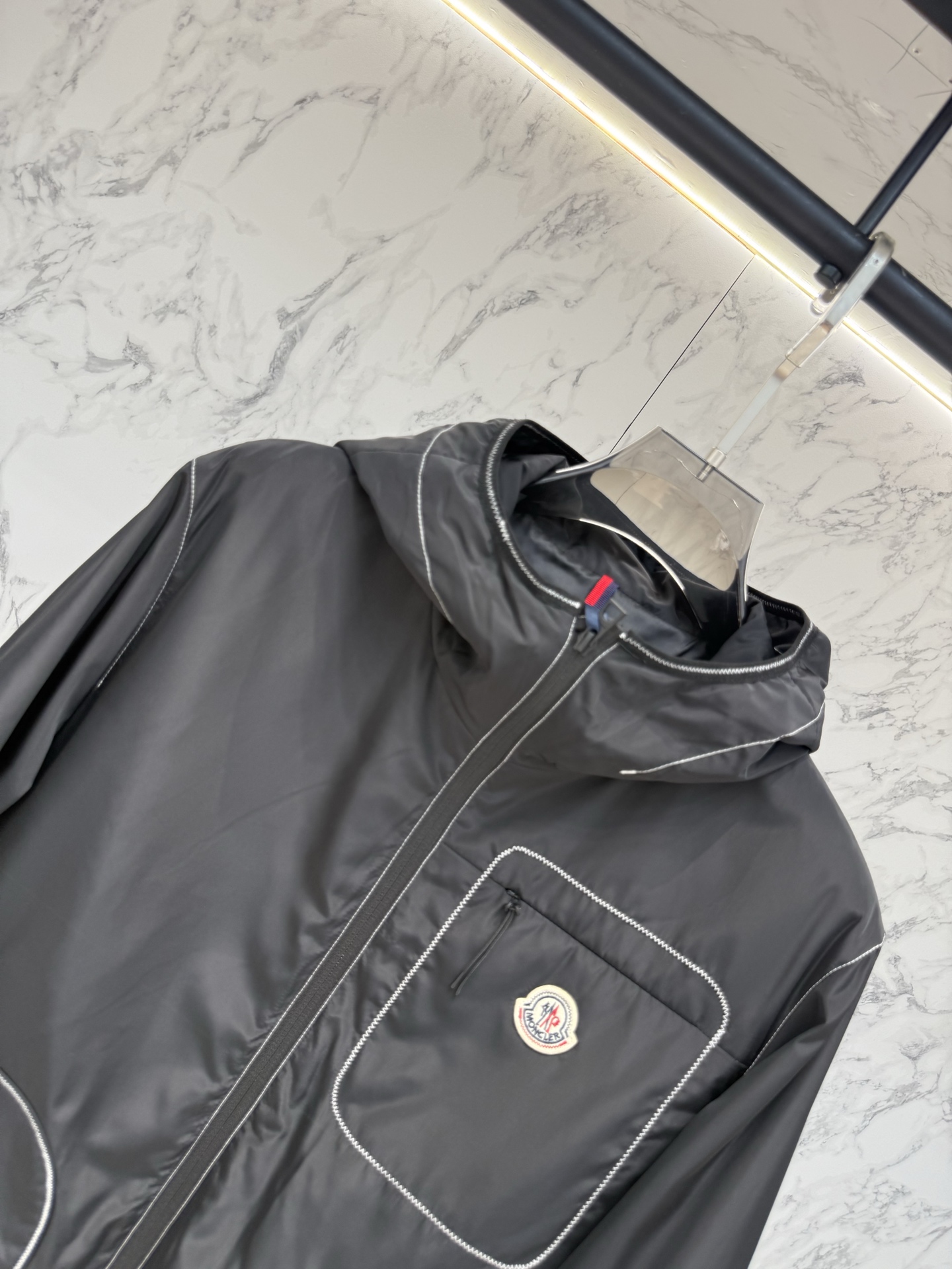 Moncler 2026最新款时尚设计师款外套.处处细节显工艺足够的高级   结构性剪裁的设计改变来展现男士多样的形象变