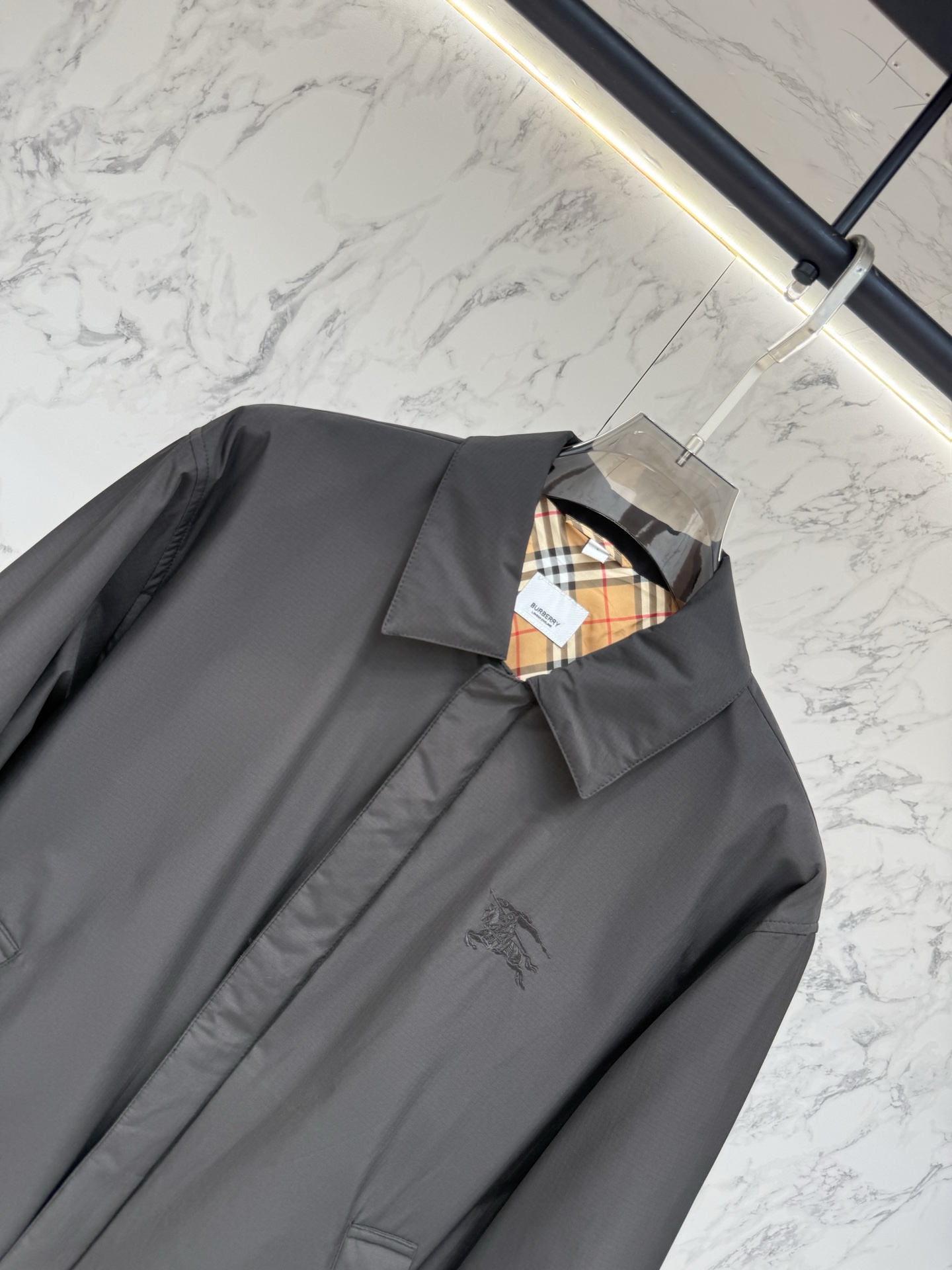 Burberry 2026最新款时尚设计师款夹克外套.处处细节显工艺足够的高级   结构性剪裁的设计改变来展现男士多样的