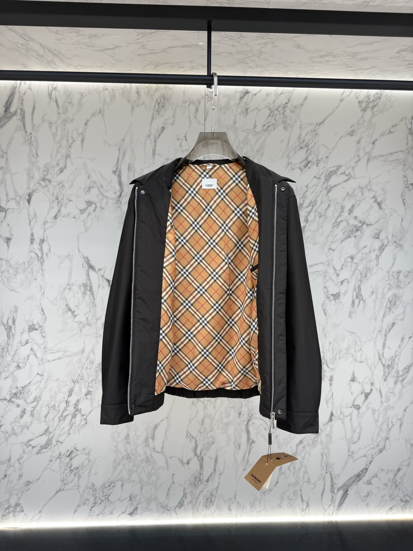 Burberry 2026最新款时尚设计师款夹克外套.处处细节显工艺足够的高级   结构性剪裁的设计改变来展现男士多样的
