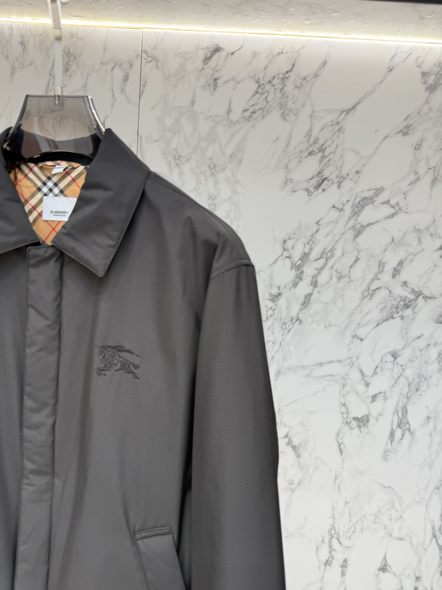 Burberry 2026最新款时尚设计师款夹克外套.处处细节显工艺足够的高级   结构性剪裁的设计改变来展现男士多样的