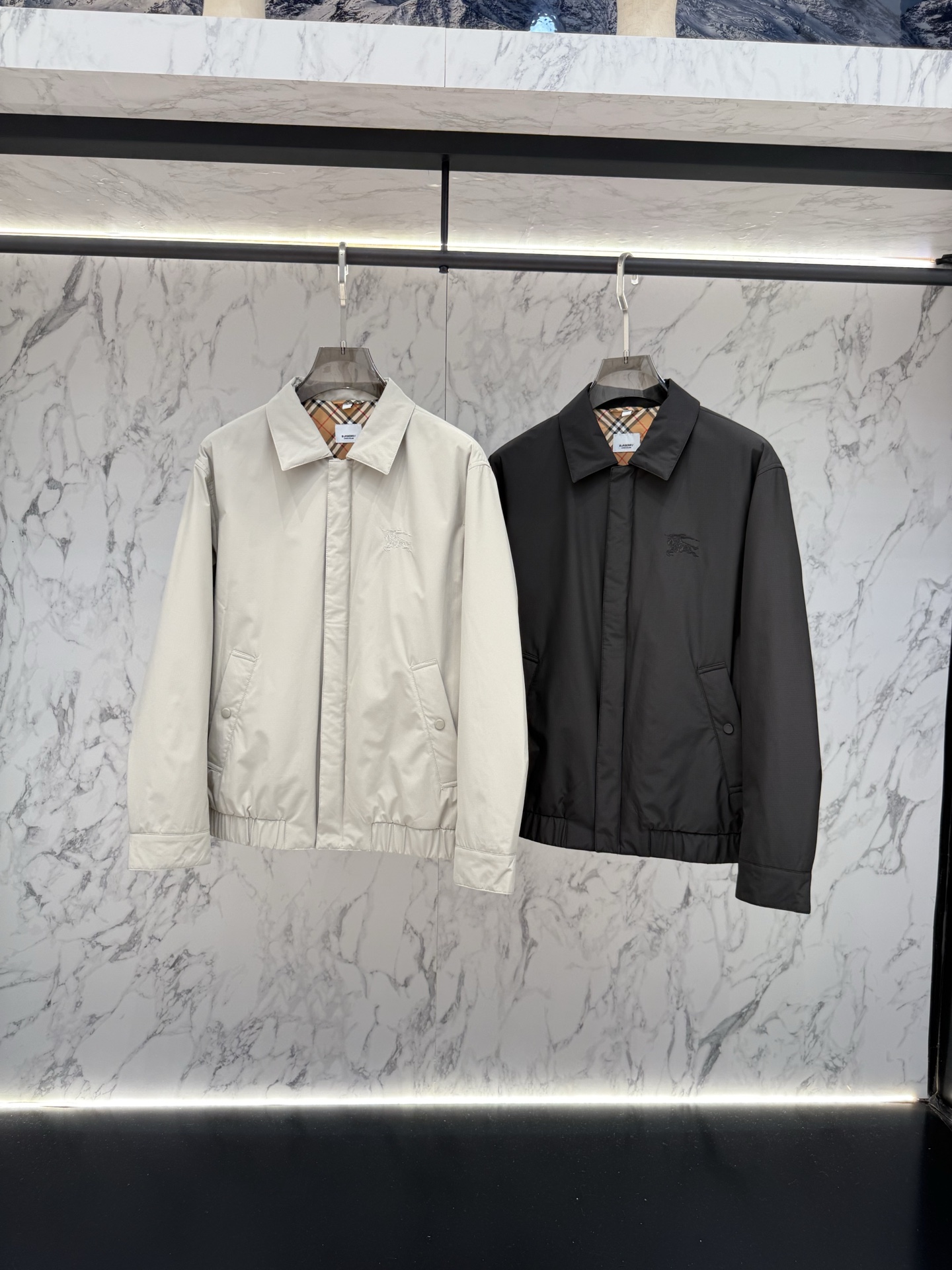 Burberry 2026最新款时尚设计师款夹克外套.处处细节显工艺足够的高级   结构性剪裁的设计改变来展现男士多样的