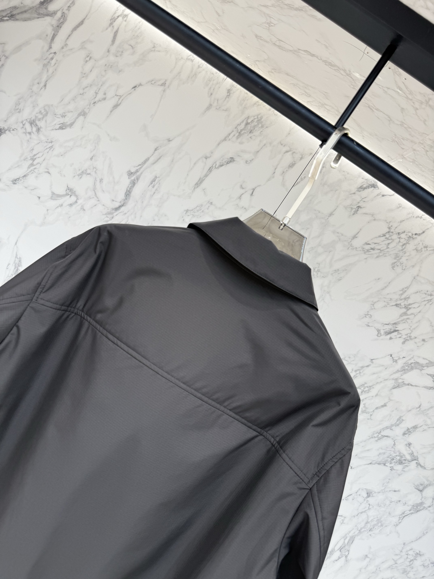 Burberry 2026最新款时尚设计师款夹克外套.处处细节显工艺足够的高级   结构性剪裁的设计改变来展现男士多样的