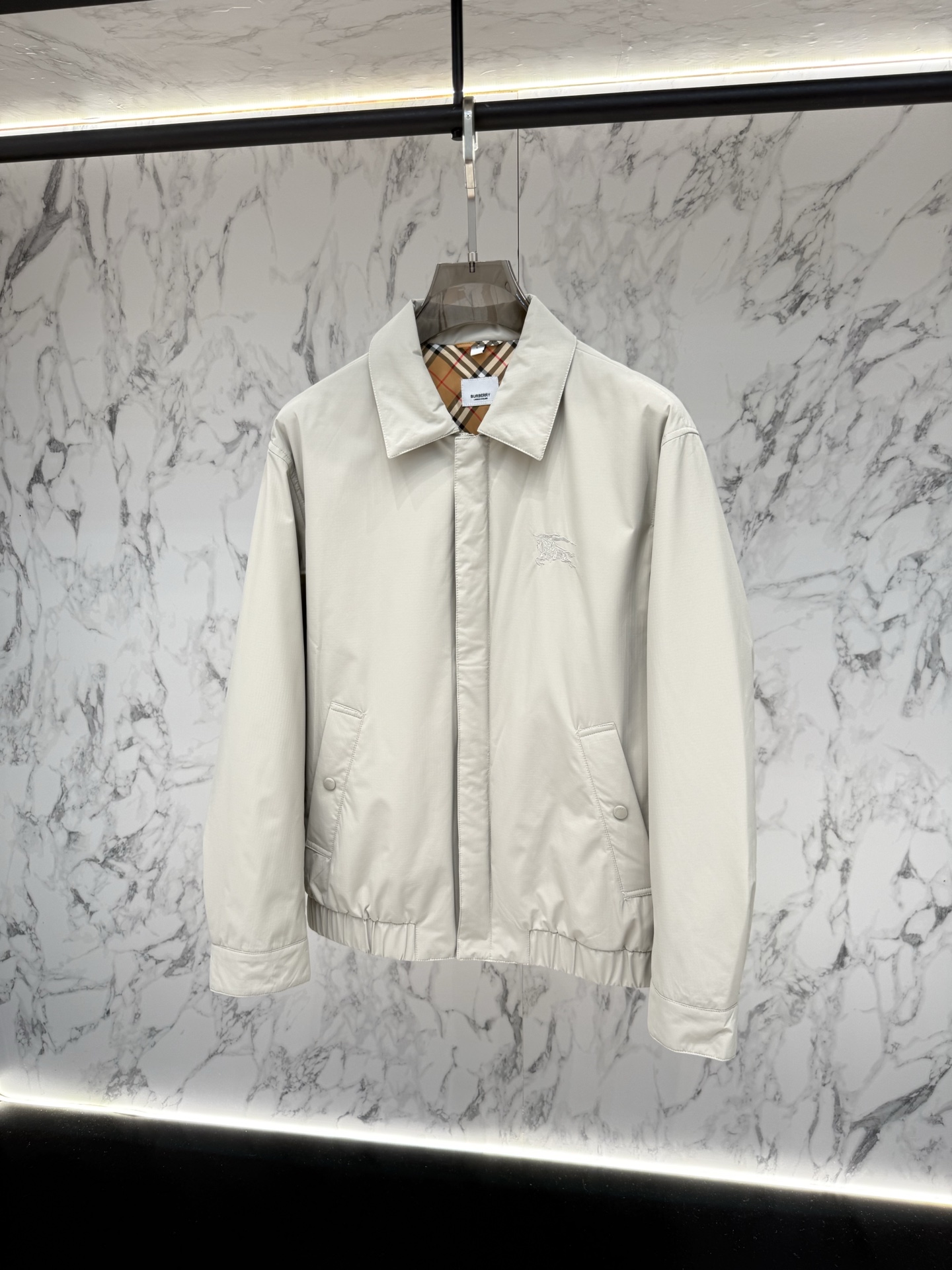 Burberry 2026最新款时尚设计师款夹克外套.处处细节显工艺足够的高级   结构性剪裁的设计改变来展现男士多样的