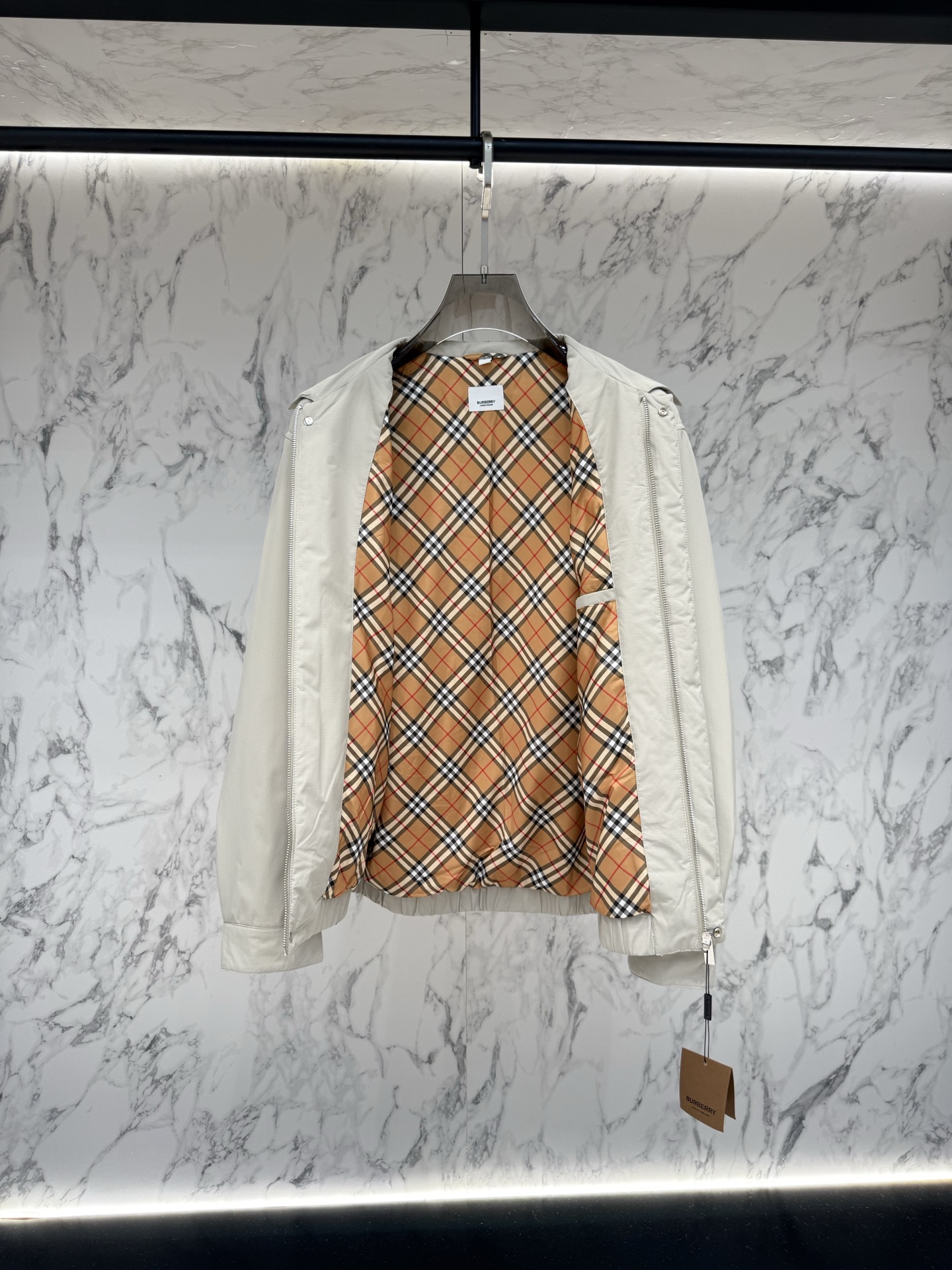 Burberry 2026最新款时尚设计师款夹克外套.处处细节显工艺足够的高级   结构性剪裁的设计改变来展现男士多样的
