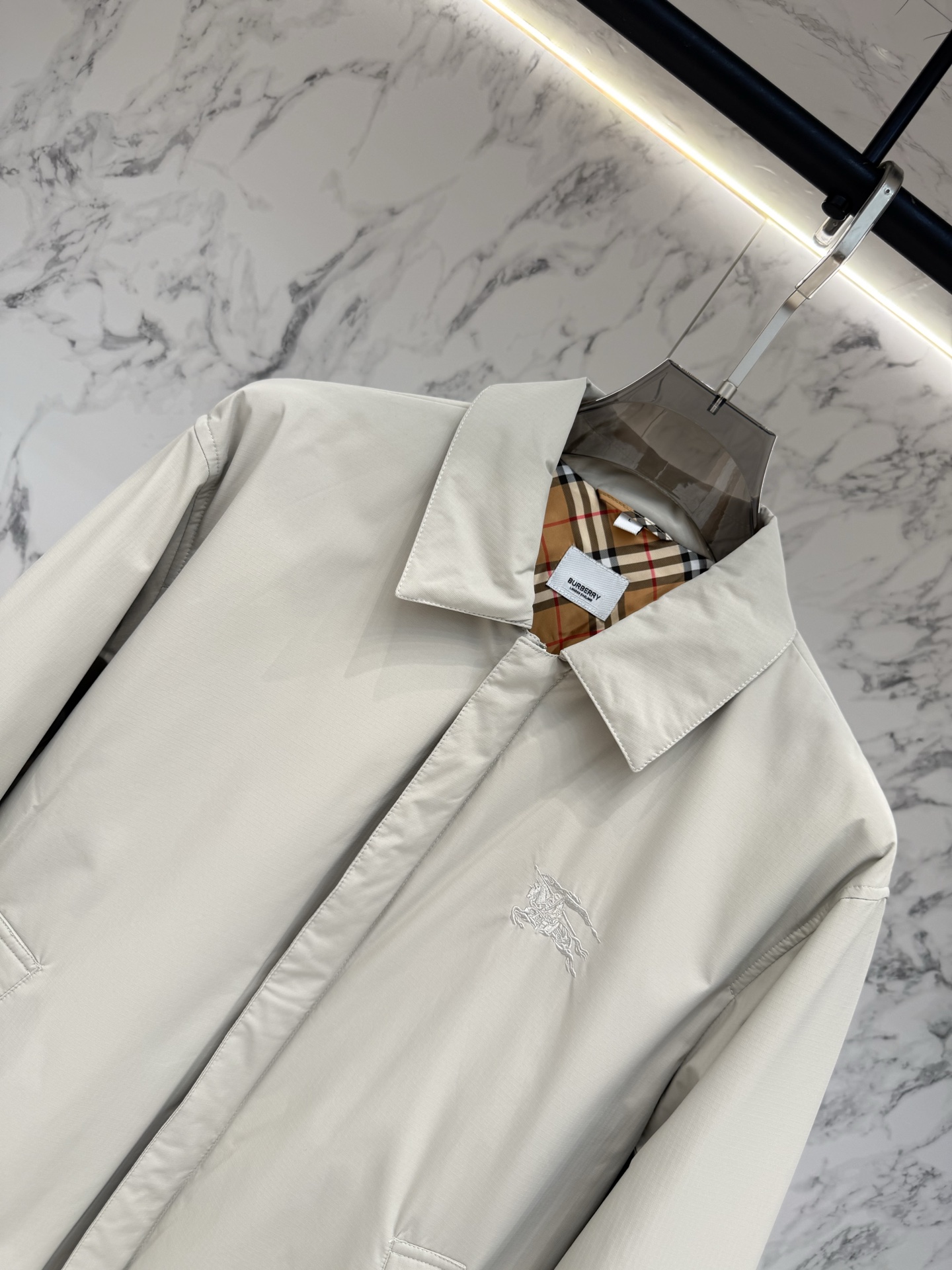 Burberry 2026最新款时尚设计师款夹克外套.处处细节显工艺足够的高级   结构性剪裁的设计改变来展现男士多样的