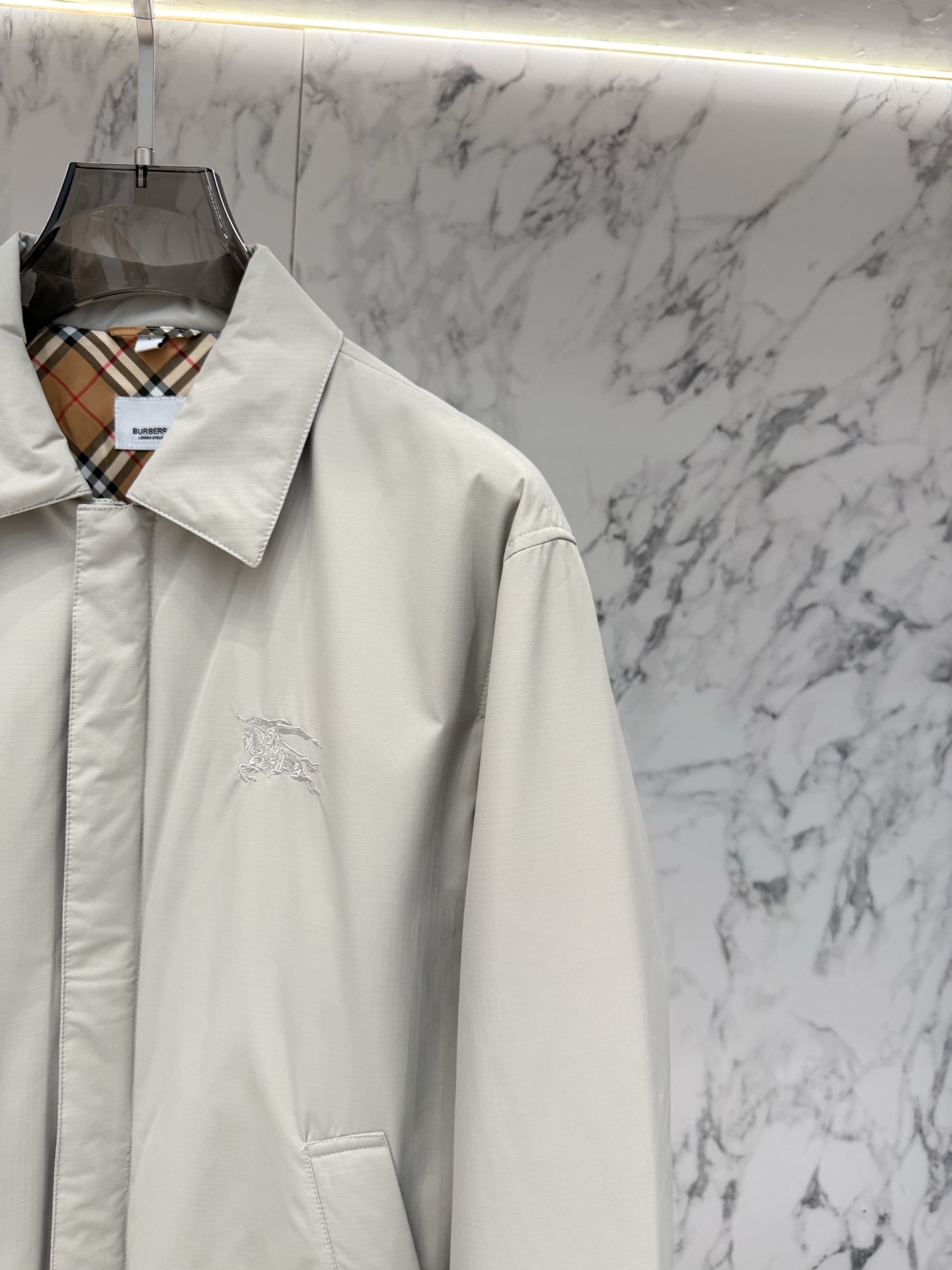 Burberry 2026最新款时尚设计师款夹克外套.处处细节显工艺足够的高级   结构性剪裁的设计改变来展现男士多样的