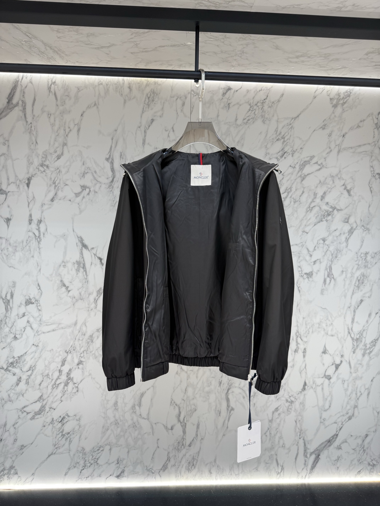 Moncler 2026最新款时尚设计师款外套.处处细节显工艺足够的高级   结构性剪裁的设计改变来展现男士多样的形象变