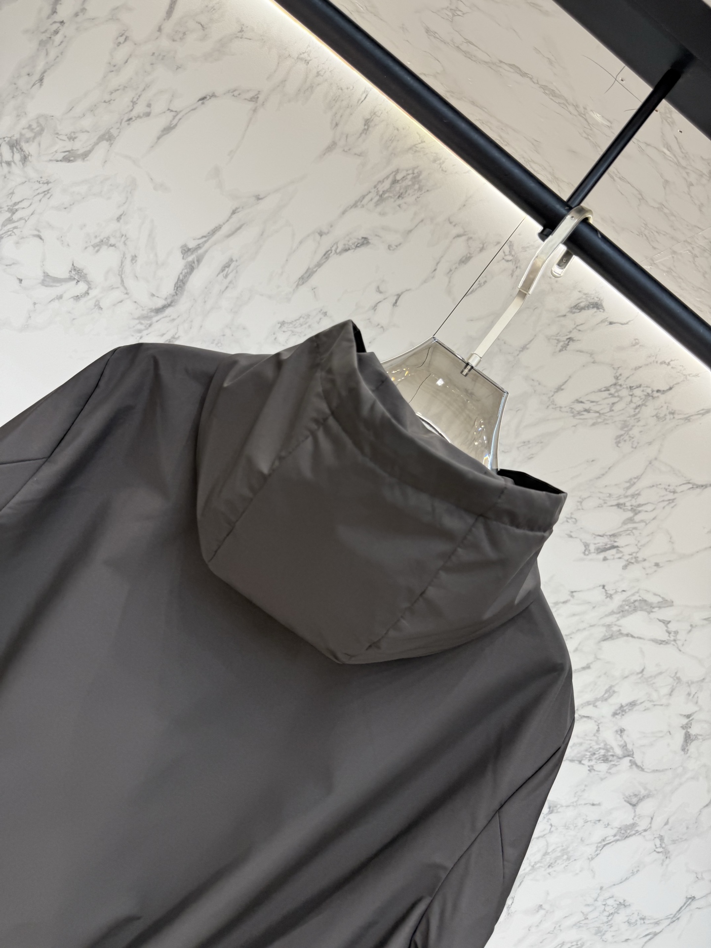 Moncler 2026最新款时尚设计师款外套.处处细节显工艺足够的高级   结构性剪裁的设计改变来展现男士多样的形象变