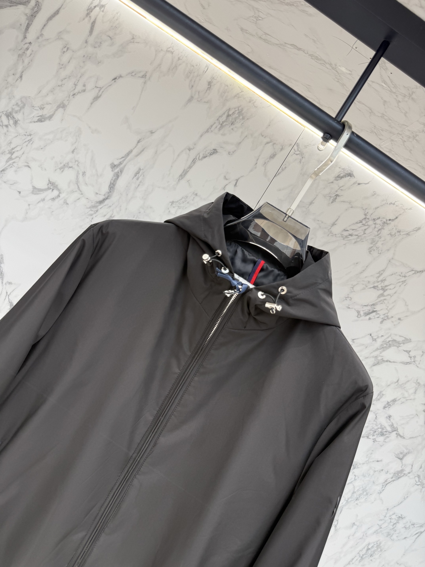 Moncler 2026最新款时尚设计师款外套.处处细节显工艺足够的高级   结构性剪裁的设计改变来展现男士多样的形象变