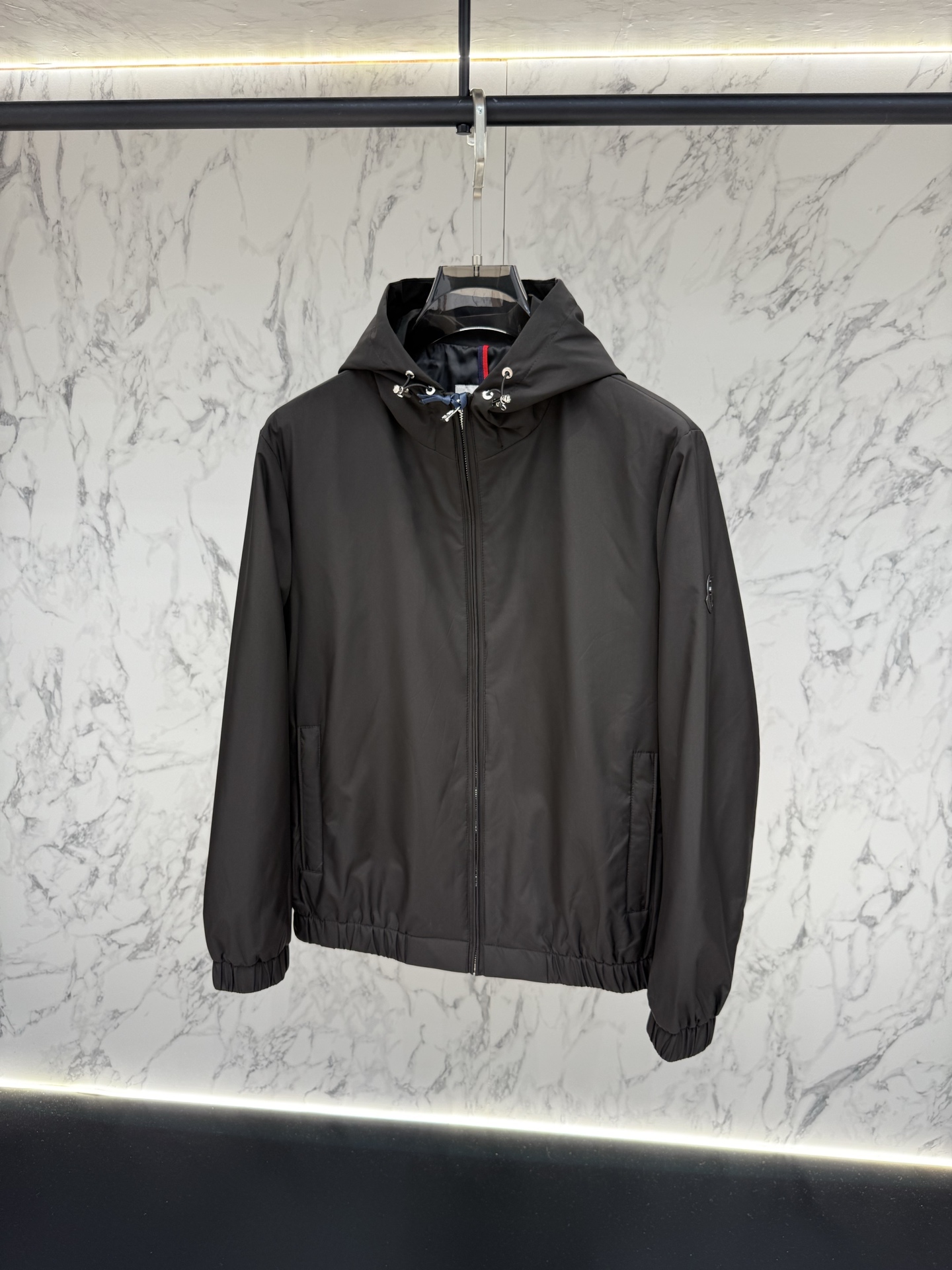 Moncler 2026最新款时尚设计师款外套.处处细节显工艺足够的高级   结构性剪裁的设计改变来展现男士多样的形象变