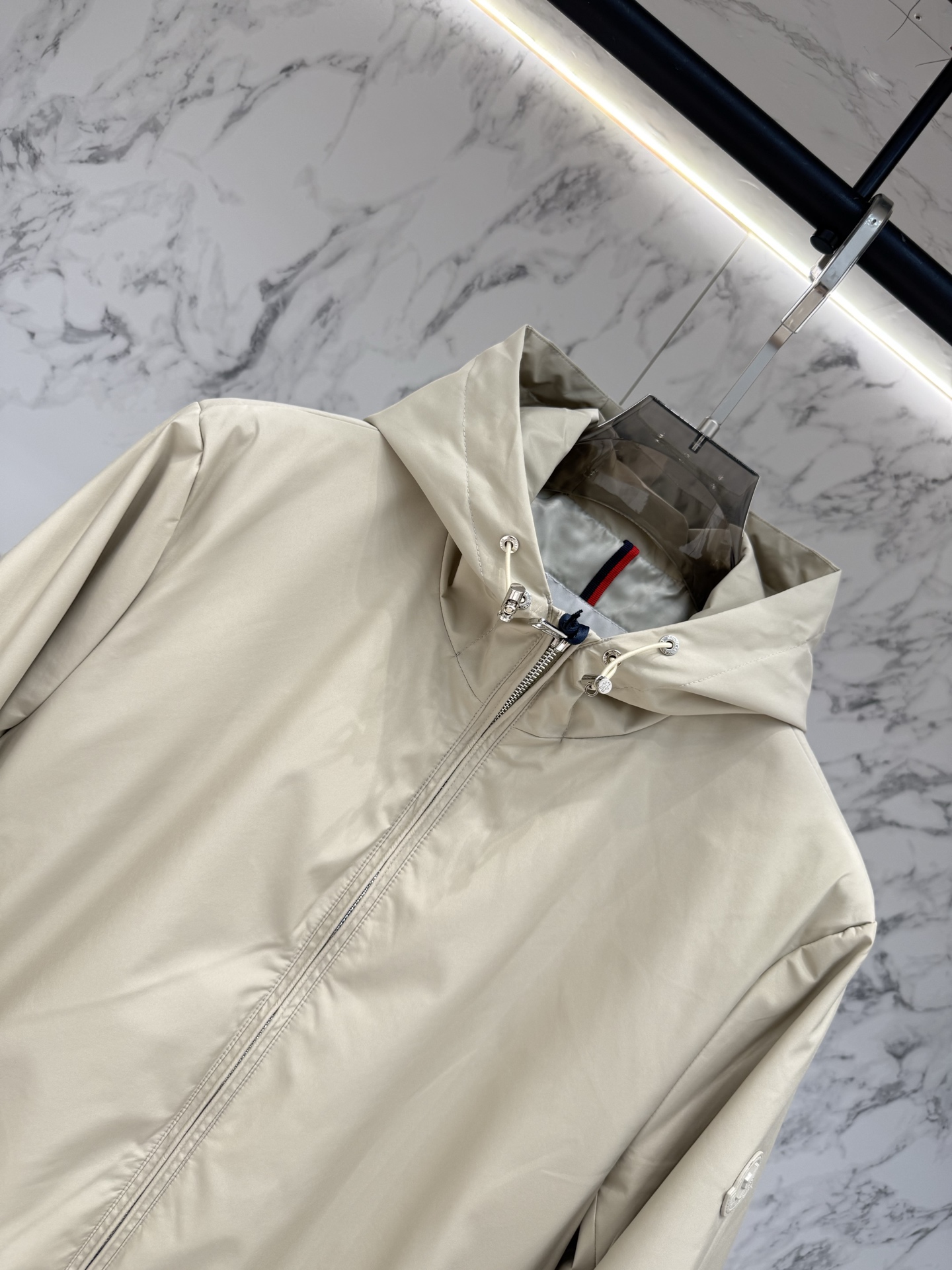 Moncler 2026最新款时尚设计师款外套.处处细节显工艺足够的高级   结构性剪裁的设计改变来展现男士多样的形象变