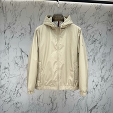 Moncler 2026最新款时尚设计师款外套.处处细节显工艺足够的高级 结构性剪裁的设计改变来展现男士多样的形象变 Moncler 2026最新款时尚设计师款外套.处处细节显工艺足够的高级 结构性剪裁的设计改变来展现男士多样的形象变