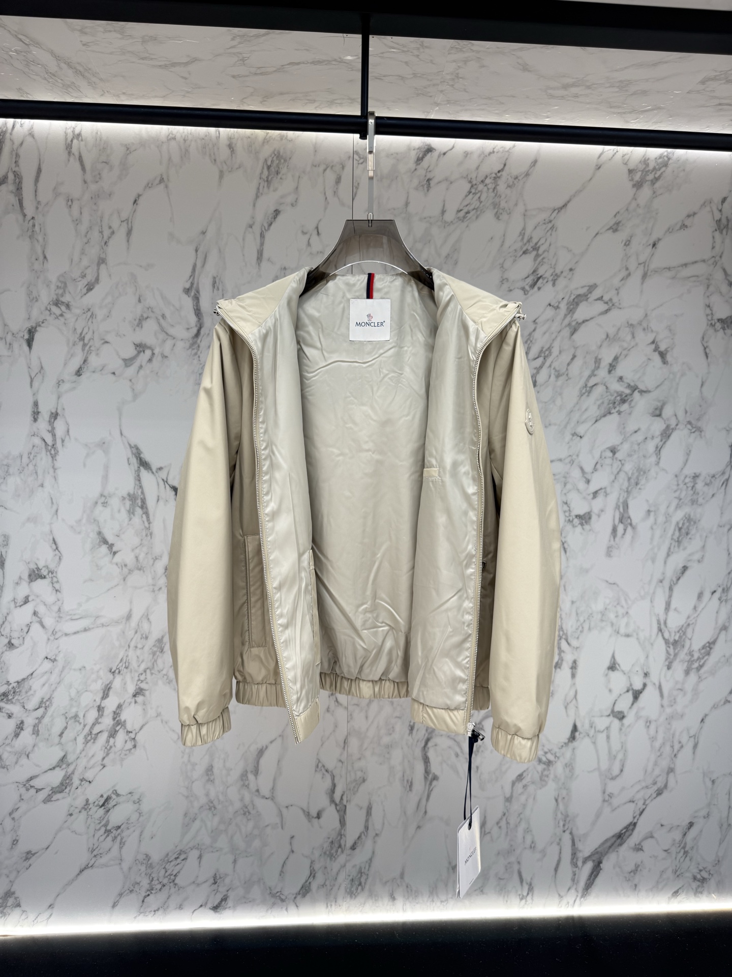Moncler 2026最新款时尚设计师款外套.处处细节显工艺足够的高级   结构性剪裁的设计改变来展现男士多样的形象变