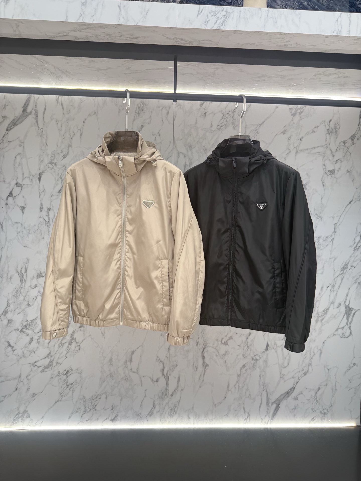 Prada普拉达新款提花尼龙金属采用re-nylon再生尼龙打造，现代设计风格,和廓形相得益彰，采用95的白鸭绒给予更温