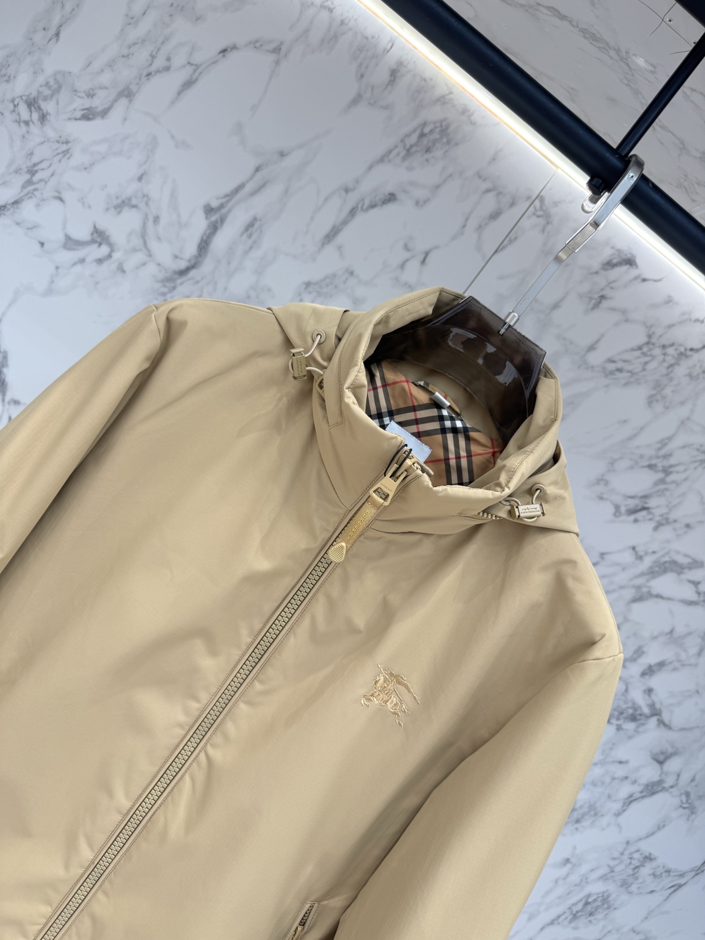 Burberry 2026最新款时尚设计师款夹克外套.处处细节显工艺足够的高级   结构性剪裁的设计改变来展现男士多样的