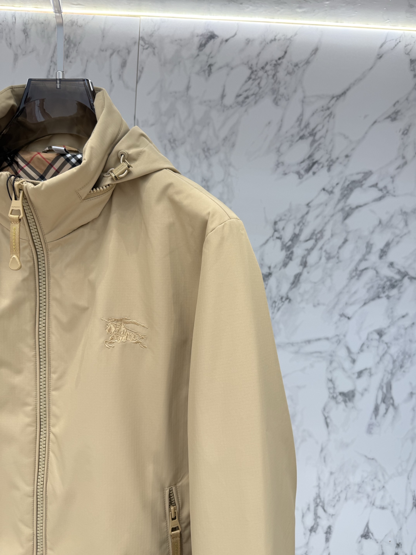 Burberry 2026最新款时尚设计师款夹克外套.处处细节显工艺足够的高级   结构性剪裁的设计改变来展现男士多样的